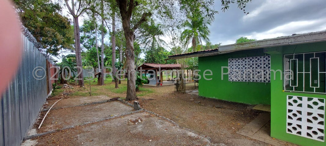 Residential Land with House in Pedregal!